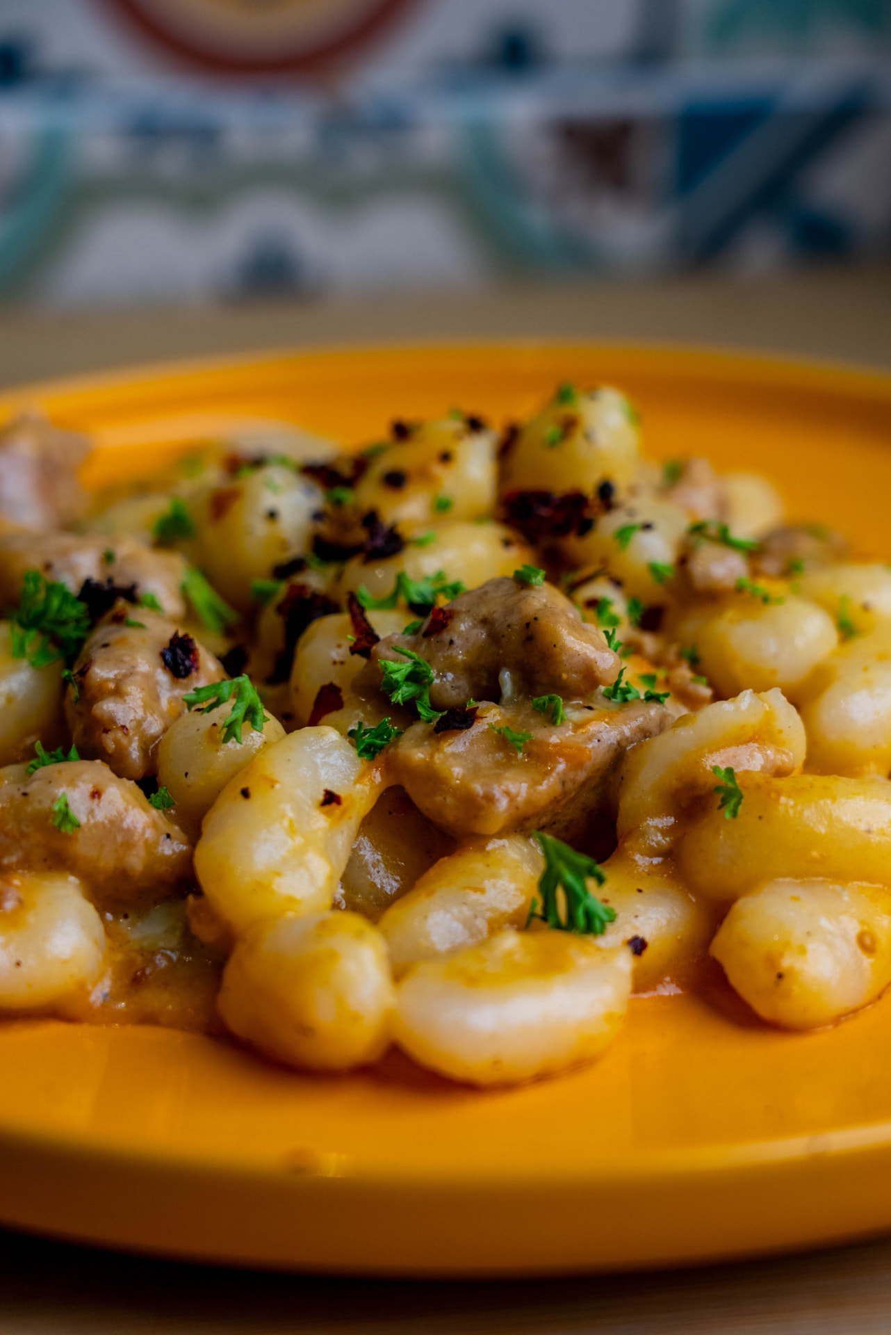 Gnocchi crémeux au porc, herbes fraîches et touche de piment